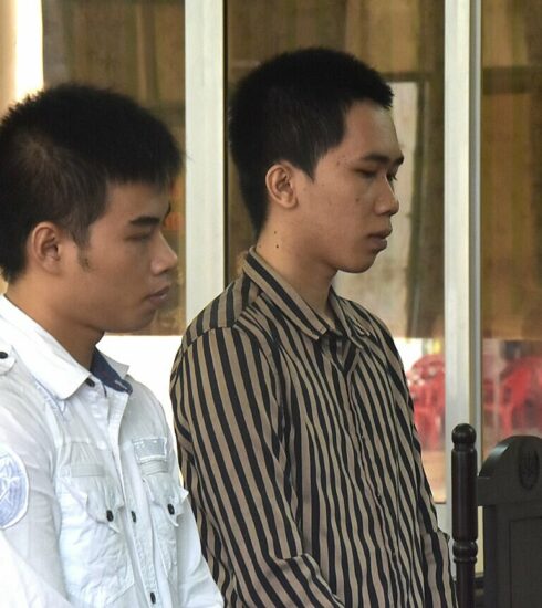 An Minh Đạt (áo sọc) và Sang tại tòa hôm nay. Ảnh: An Minh