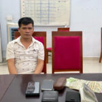 Nghi phạm Trần Ngọc Tuấn cùng tang vật. Ảnh: Tú Anh