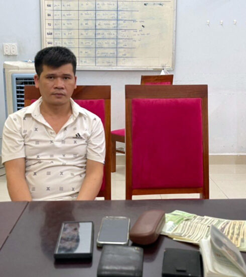 Nghi phạm Trần Ngọc Tuấn cùng tang vật. Ảnh: Tú Anh