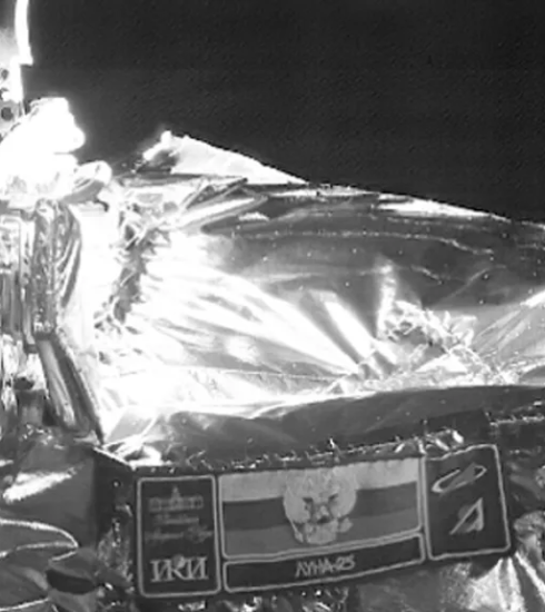 Hình ảnh do tàu Luna-25 chụp ngày 13/8, cho thấy biểu tượng của nhiệm vụ (giữa). Ảnh: IKI RAS