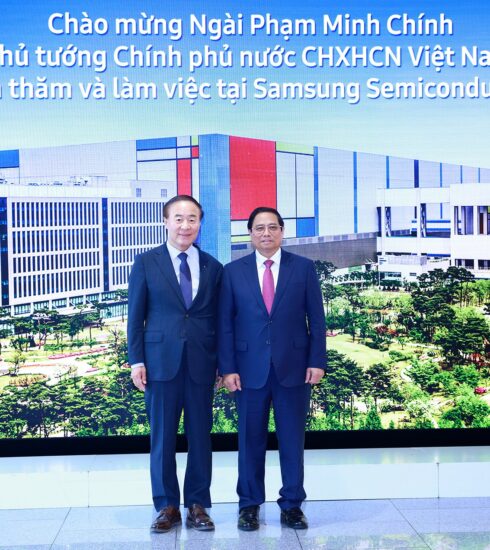 Phó chủ tịch kiêm Giám đốc điều hành Samsung Young Hyun Jun đón Thủ tướng Phạm Minh Chính. Ảnh: Dương Giang