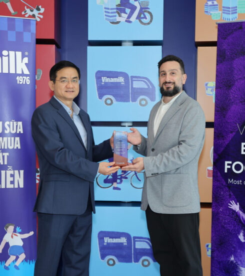 Đại diện Kantar Việt Nam (bên phải) trao các chứng nhận cho ông Nguyễn Quang Trí, Giám đốc điều hành Marketing Vinamilk. Ảnh: Vinamilk