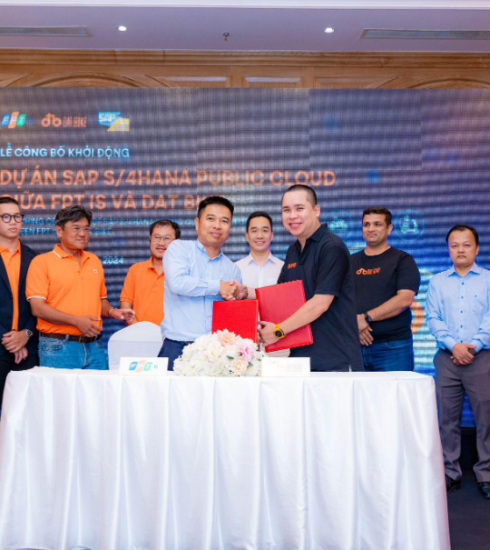 Đại diện FPT IS và Dat Bike tại lễ ký kết dự án triển khai SAP S/4HANA Public Cloud. Ảnh: FPT IS