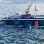 Ca nô bị chìm trên biển sau tai nạn. Ảnh: Đại Hiệp