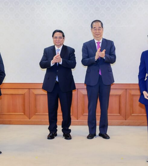 Thủ tướng Phạm Minh Chính và Thủ tướng Hàn Quốc Han Duck Soo chứng kiến lễ trao Bản ghi nhớ về hợp tác phát triển và trao đổi hệ sinh thái khởi nghiệp giữa Bộ Khoa học và Công nghệ Việt Nam và Bộ Doanh nghiệp nhỏ và vừa và khởi nghiệp Hàn Quốc. Ảnh: Nhật Bắc