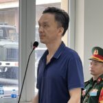 Ông Hồ Anh Sơn, cựu thượng tá, phó giám đốc Viện Nghiên cứu Y dược học quân sự, Học viện Quân y, tại tòa ngày 17/7. Ảnh: Danh Lam