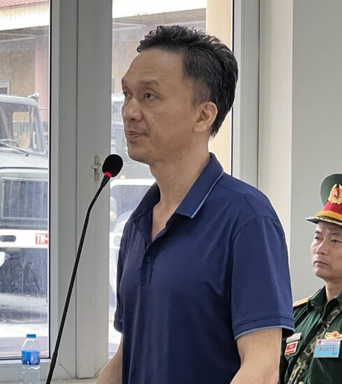 Ông Hồ Anh Sơn, cựu thượng tá, phó giám đốc Viện Nghiên cứu Y dược học quân sự, Học viện Quân y, tại tòa ngày 17/7. Ảnh: Danh Lam