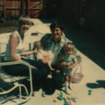 Gary Betzner ôm hai con, Travis và Sara Lee, bên người vợ thứ hai - Sally. Ảnh: HBO