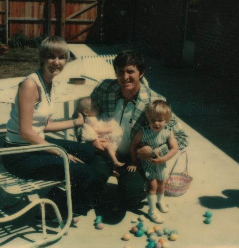 Gary Betzner ôm hai con, Travis và Sara Lee, bên người vợ thứ hai - Sally. Ảnh: HBO