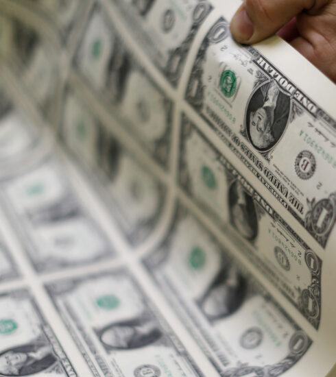 Tiền giấy 1 USD được in tại Cục Khắc và In ấn Mỹ ở Washington. Ảnh: Reuters