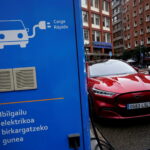 Một chiếc xe điện Ford Mustang Mach-e sạc ở Bilbao, Tây Ban Nha, ngày 10/11/2023. Ảnh Reuters