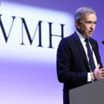Chủ tịch kiêm CEO LVMH Bernard Arnault tại sự kiện của công ty ở Paris tháng 1/2024. Ảnh: Reuters