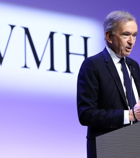 Chủ tịch kiêm CEO LVMH Bernard Arnault tại sự kiện của công ty ở Paris tháng 1/2024. Ảnh: Reuters