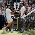 Djokovic (phải) bắt tay chúc mừng Alcaraz sau trận chung kết Wimbledon 2024 trên sân Trung tâm hôm 16/7. Ảnh: Reuters