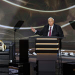 Thống đốc Jim Justice và chó Babydog tại Milwaukee, bang Wisconsin, tối 16/7. Ảnh: Reuters