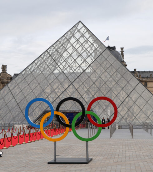 Biểu tượng Olympic được đặt tại Bảo tàng Louvre ở Pari ngày 25/7. Ảnh: Reuters