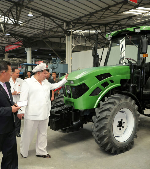 Lãnh đạo Triều Tiên Kim Jong Un thị sát Nhà máy máy kéo Kumsong ngày 23/8/2023. Ảnh: KCNA