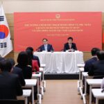 Thủ tướng Phạm Minh Chính gặp gỡ kiều bào tối 30/6. Ảnh: Nhật Bắc