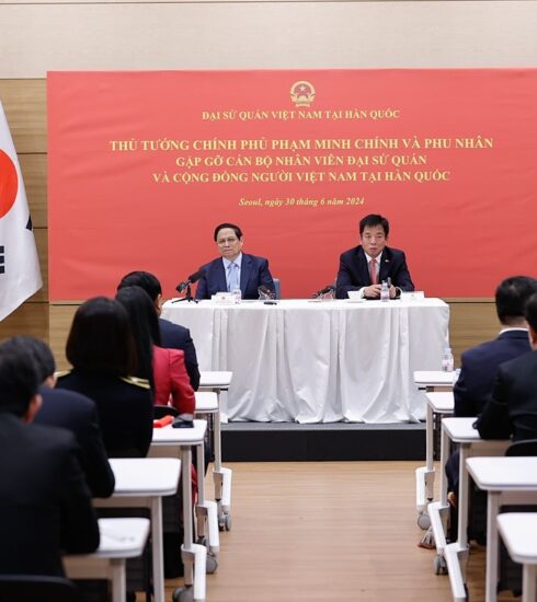 Thủ tướng Phạm Minh Chính gặp gỡ kiều bào tối 30/6. Ảnh: Nhật Bắc