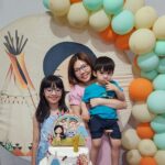 Kim Hồng chụp ảnh lưu niệm cùng con trai và bé Na, con của chồng, trong dịp sinh nhật người thân, năm 2022. Ảnh: Rosa Le