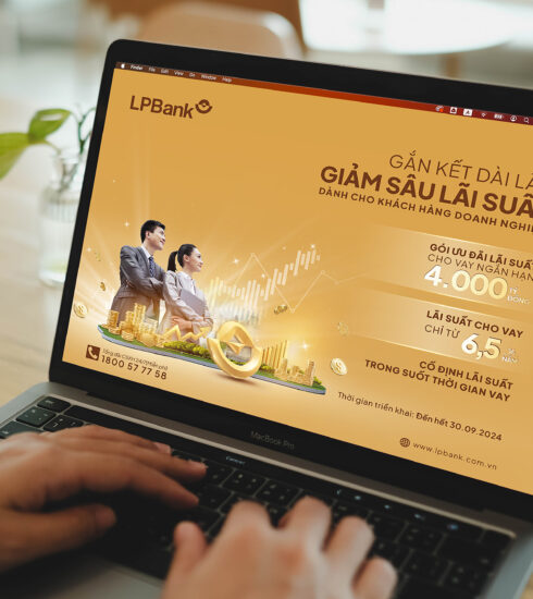 Khách hàng tìm hiểu về chương trình Gắn kết dài lâu - Giảm sâu lãi suất của LPBank. Ảnh: LPBank