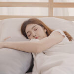 Đắp chăn nặng có thể khiến mọi người ngủ ngon hơn. Ảnh:Freepik