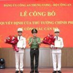 Bộ trưởng Lương Tam Quang trao quyết định của Thủ tướng bổ nhiệm Thứ trưởng Công an với trung tướng Phạm Thế Tùng (bìa trái) và thiếu tướng Nguyễn Ngọc Lâm. Ảnh: Bộ Công an