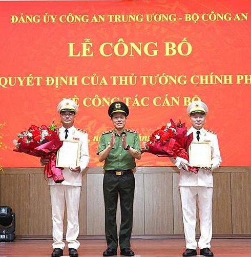 Bộ trưởng Lương Tam Quang trao quyết định của Thủ tướng bổ nhiệm Thứ trưởng Công an với trung tướng Phạm Thế Tùng (bìa trái) và thiếu tướng Nguyễn Ngọc Lâm. Ảnh: Bộ Công an