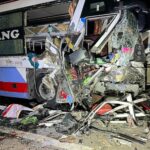 Phần đầu ôtô khách biến dạng, vỡ nát sau tai nạn. Ảnh: Minh Bằng