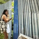 Loulee Wilson đang khóc nức nở bên ngoài một nhà máy hiện đã bị phá hủy, nơi cô tin rằng mình được tìm thấy khi còn là một đứa trẻ. Ảnh: AFP