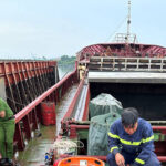 Cảnh sát lên tàu tổ chức cứu hộ nạn nhân. Ảnh: Hắc Minh