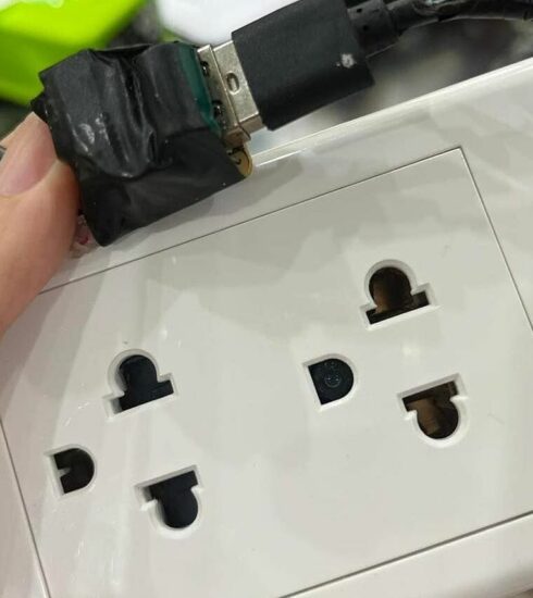 Ổ điện trong nhà tắm của hai nữ sinh gắn camera. Ảnh: Hoàng Phong