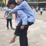 Những thành viên trong lớp thay nhau cõng Giàng Thị Lỳ tới trường mỗi ngày, tháng 5/2024. Ảnh: Nhân vật cung cấp