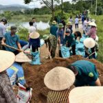 Người dân đắp đê ở huyện Quốc Oai, sáng 28/7. Ảnh: Gia Chính