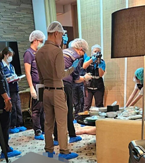 Cảnh sát và chuyên gia pháp y khám nghiệm nơi phát hiện 6 thi thể tại khách sạn ở Bangkok, Thái Lan ngày 16/7. Ảnh: Bangkok Post