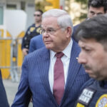 Thượng nghị sĩ Mỹ Robert Menendez bên ngoài tòa án ở bang New York ngày 16/7. Ảnh: AP