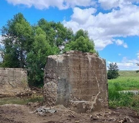 Phần trụ bê tông còn lại của cây cầu sau vụ trộm. Ảnh: Baza