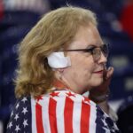 Một dân biểu băng tai phải tại Đại hội toàn quốc đảng Cộng hòa ở Milwaukee, bang Wisconsin ngày 17/7. Ảnh: Reuters