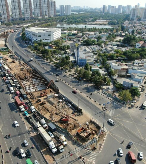 Thi công dự án nút giao An Phú, TP Thủ Đức ngày 29/4. Ảnh: Đình Văn