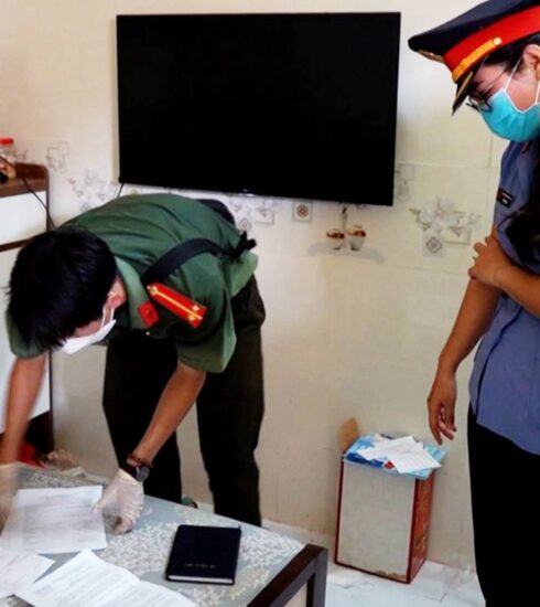 Cơ quan điều tra khám xét nhà ông Lê Tùng Vân hồi tháng 4. Ảnh: Thúy Phượng