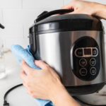 Cần thường xuyên vệ sinh cả lòng nồi, van xả, mâm điện. Ảnh: Pruce