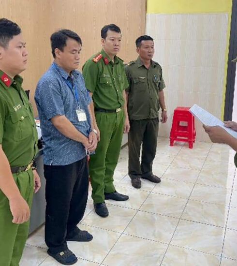 Đăng kiểm viên nhận hối lộ bị bắt