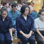 Bị cáo Hoàng Đặng Ngọc Mỹ Trang (bên trái hàng đầu) và em gái cũng các đồng phạm tại tòa hôm nay. Ảnh: Hải Duyên