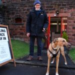 Cử tri dắt chó tới điểm bỏ phiếu ở Glasgow, Anh, ngày 4/7. Ảnh: AFP