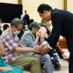 Thủ tướng Nhật Fumio Kishida (phải) gặp những người từng bị cưỡng bức triệt sản tại Văn phòng Thủ tướng ở Tokyo ngày 17/7. Ảnh: AFP