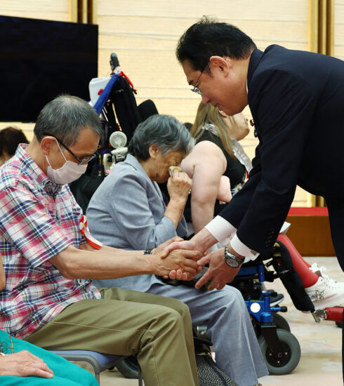 Thủ tướng Nhật Fumio Kishida (phải) gặp những người từng bị cưỡng bức triệt sản tại Văn phòng Thủ tướng ở Tokyo ngày 17/7. Ảnh: AFP