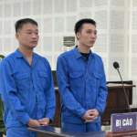 Từ trái qua, Phan Văn Thành và Phạm Phú Long tại toà. Ảnh: Trạng Chi