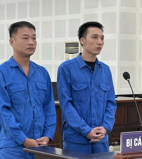 Từ trái qua, Phan Văn Thành và Phạm Phú Long tại toà. Ảnh: Trạng Chi