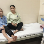 Thông và mẹ khi em đang điều trị tại bệnh viện K Tân Triều, Hà Nội. Ảnh: NVCC