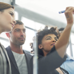 Rơi vào bẫy tự mãn khiến nhiều lãnh đạo trở nên độc đoán, không tôn trọng ý kiến của nhân viên và né tránh trau dồi kiến thức mới. Ảnh minh họa: iStock